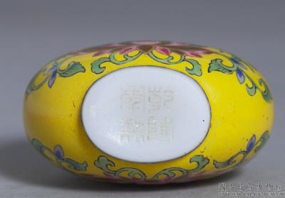 图片[3]-Glass-body painted enamel snuff bottle with lotus blossoms and “myriad” “longevity” characters, Qing dynasty, Qianlong reign (1736-1795)-China Archive